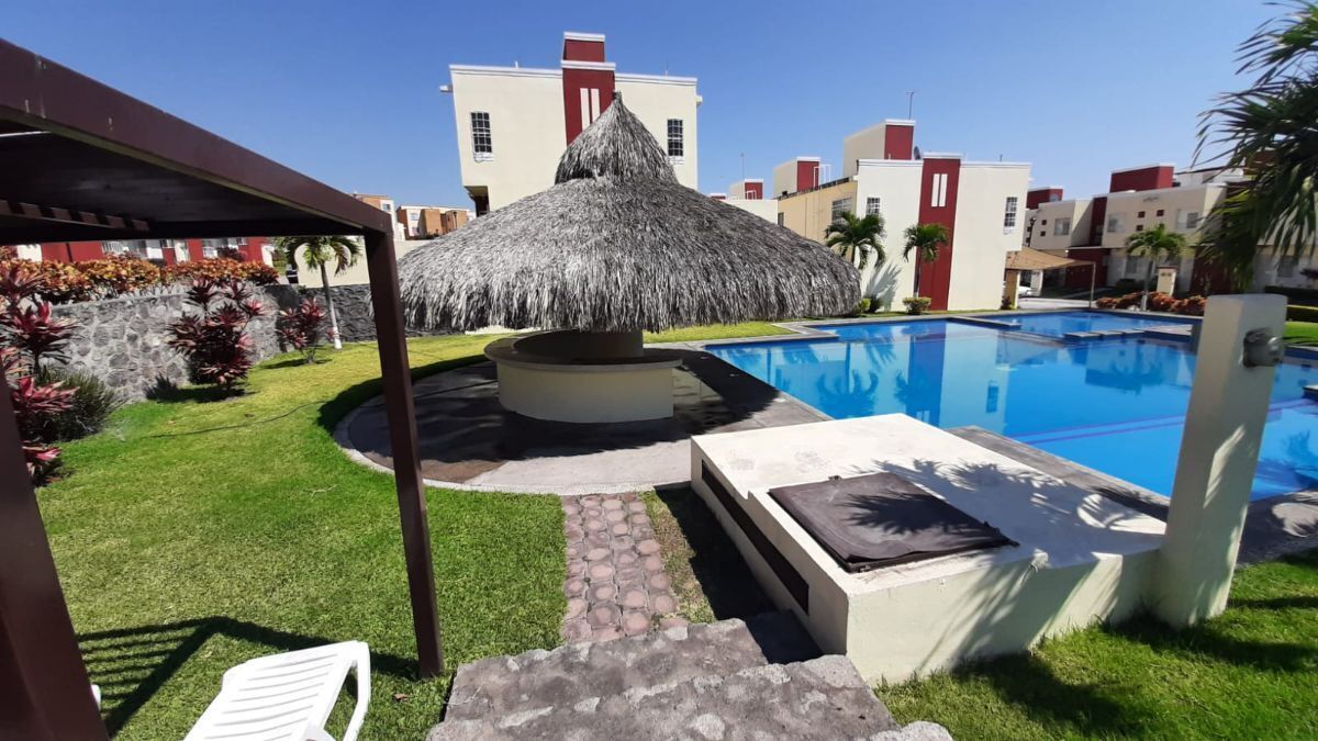 18 de 19: Alberca con palapa y jardín