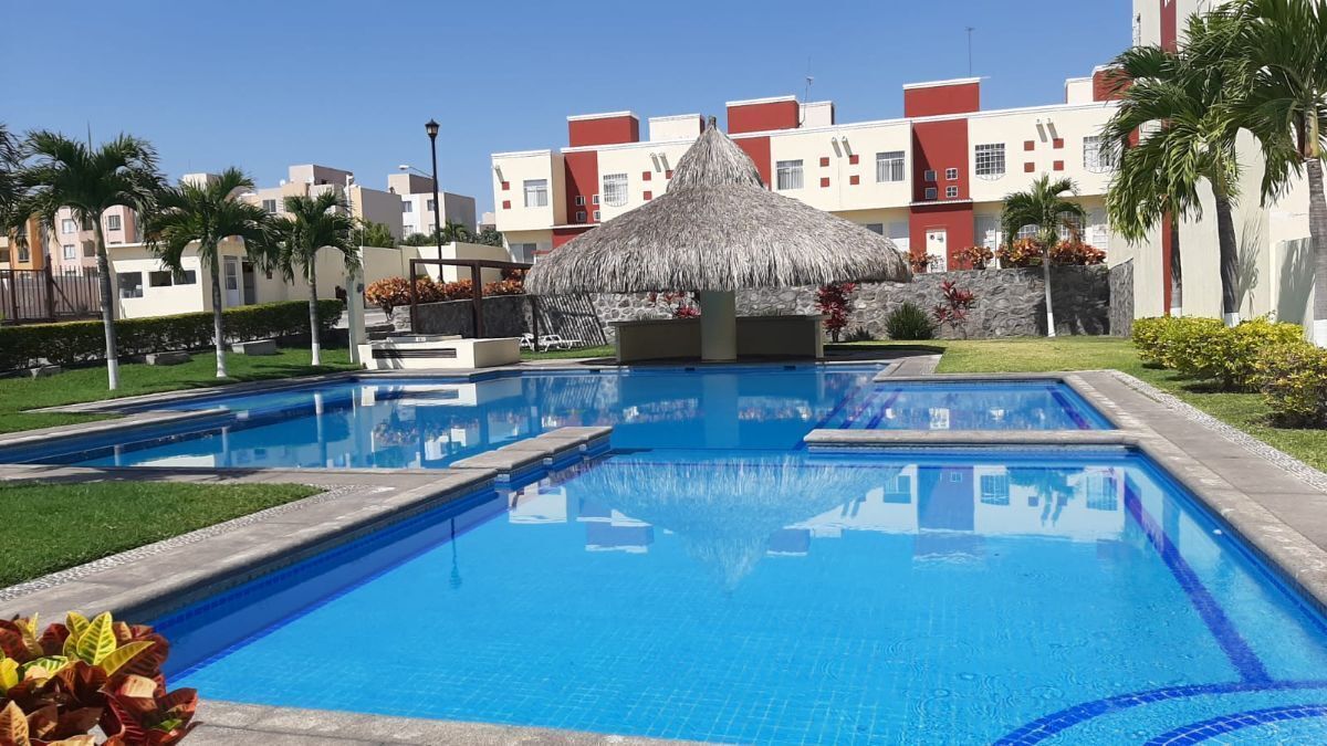 1 de 19: Alberca con palapa y jardín