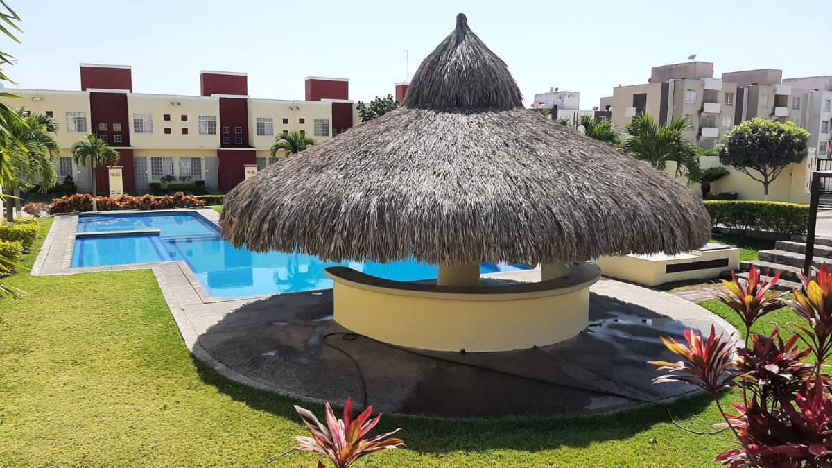 2 de 19: Alberca con Palapa