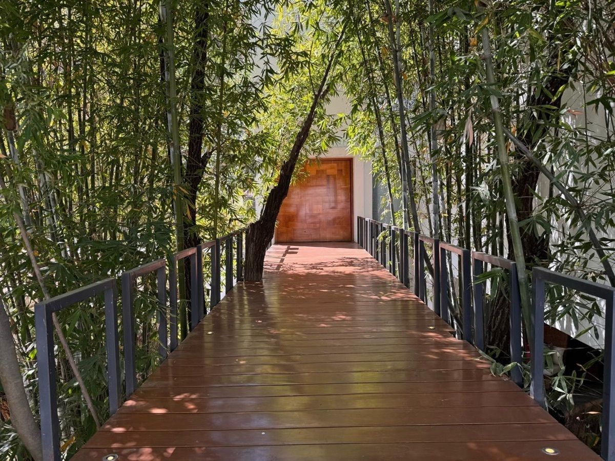 1 de 27: Ingreso, puerta principal