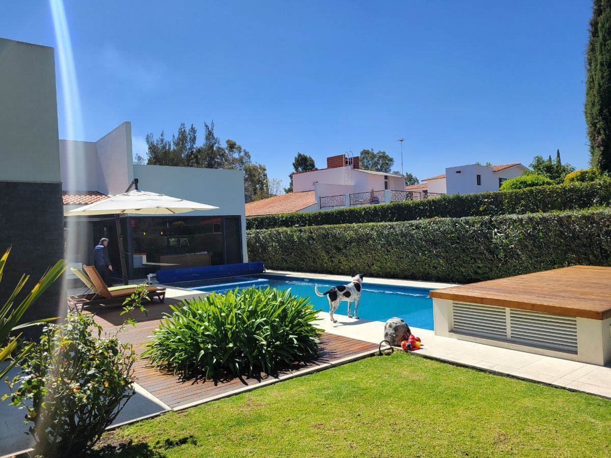 1 de 29: Vista desde el jardín trasero de la alberca