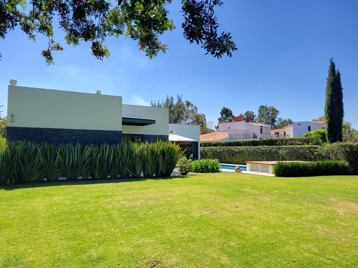 16 de 29: Fachada trasera desde el campo de golf, fairway 16