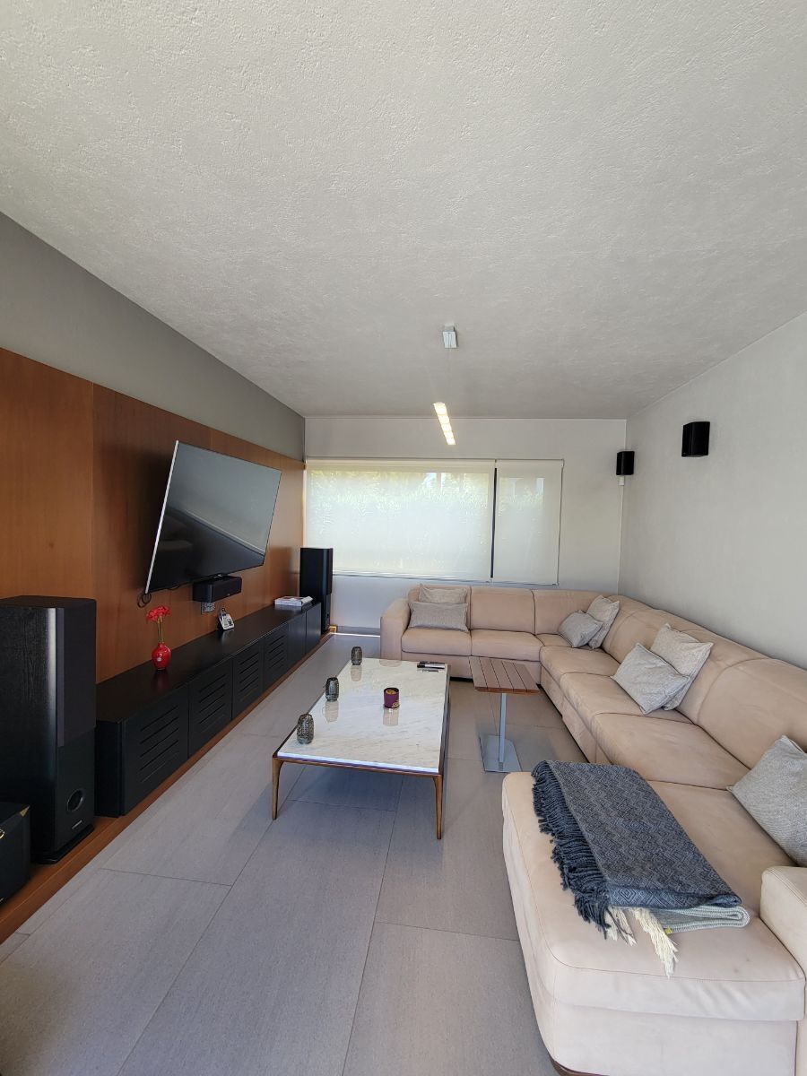 22 de 29: Sala de TV con sistema de teatro en casa