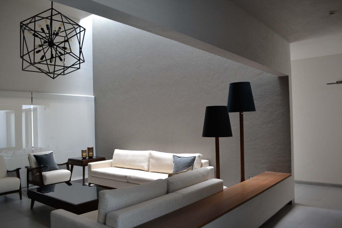 5 de 29: Sala con gran altura y luz natural