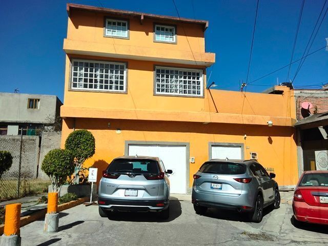 Casa Sola con 3 departamentos - foto 1