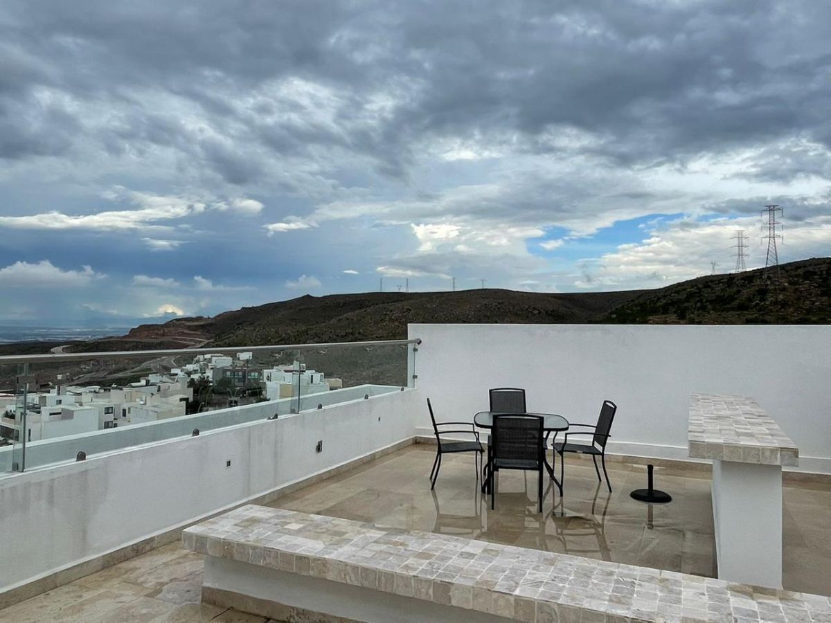 14 of 18: Rooftop privado de 50m2 con vista a la ciudad.