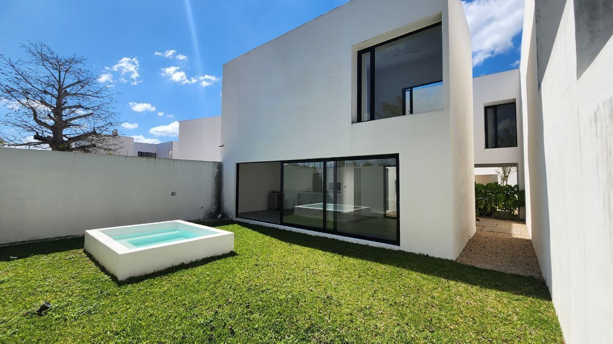 1 of 13: JARDIN Y PISCINA