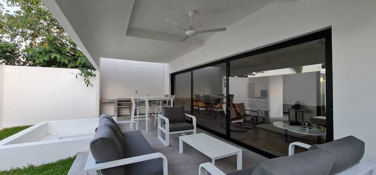 4 of 13: TERRAZA CON PISCINA