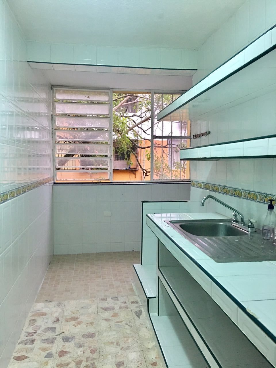 4 de 8: ESPACIOSA COCINA TODA FORRADA 