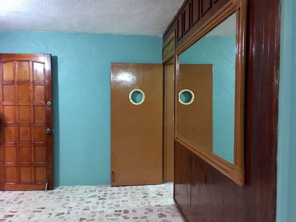 6 de 8: SALA  COMEDOR Y PUERTA DE COCINA