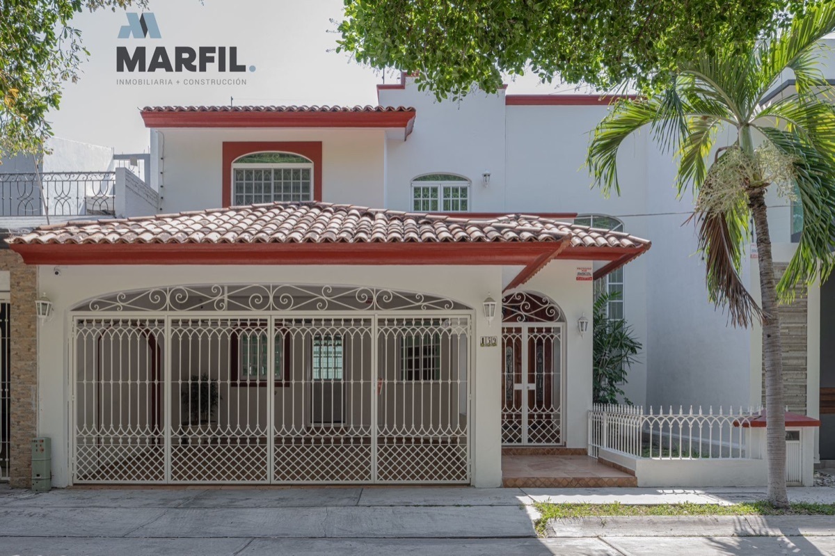 Hermosa Casa en Venta de 4 Recámaras en Esmeralda Sur Colima Frente a Jardín