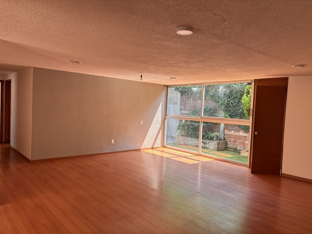 NICE HOUSE IN A ONE-LEVEL CONDOMINIUM WITH GARDEN, photo 1 of 26