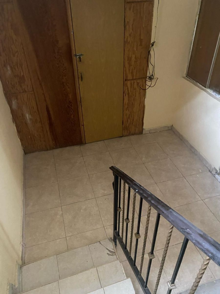 9 de 18: Bodega y Escalera