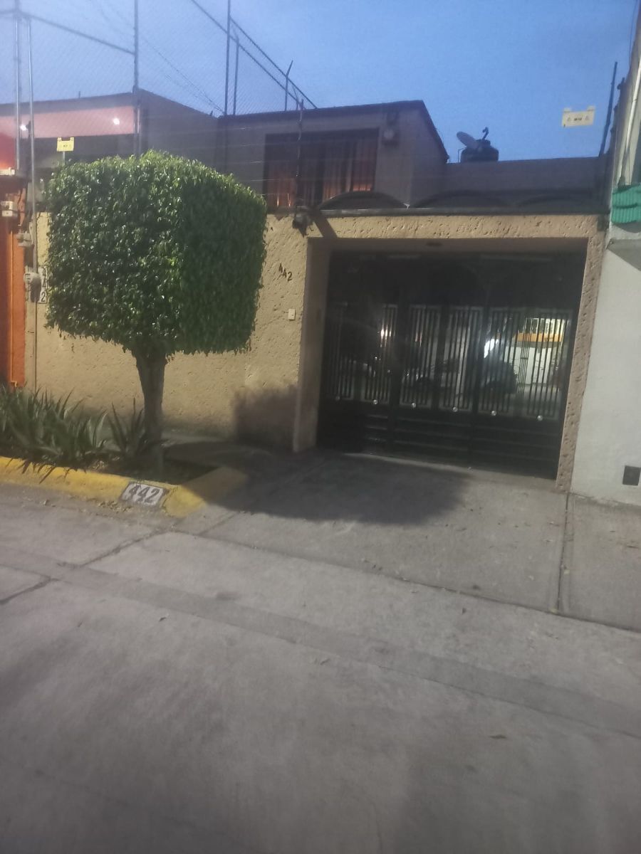 Casa con magnifica ubicación en Valle Dorado.
