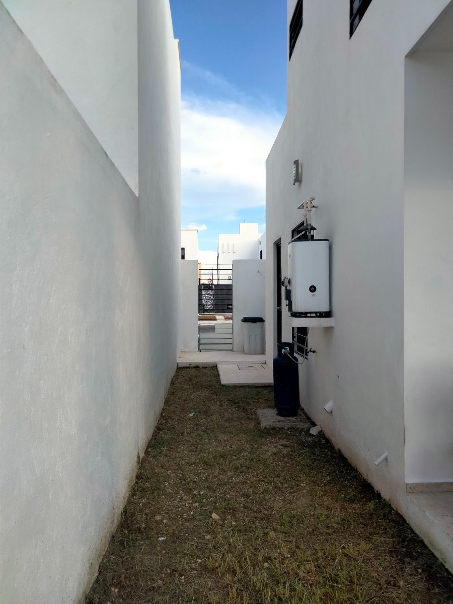 21 de 27: Pasillo de servicio, boiler, 2 cilindros de gas de 20 kg