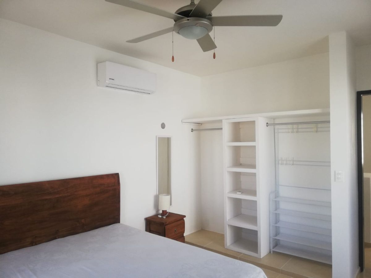 16 de 27: Recámara con cama matrimonial, aire acondicionado, closet y