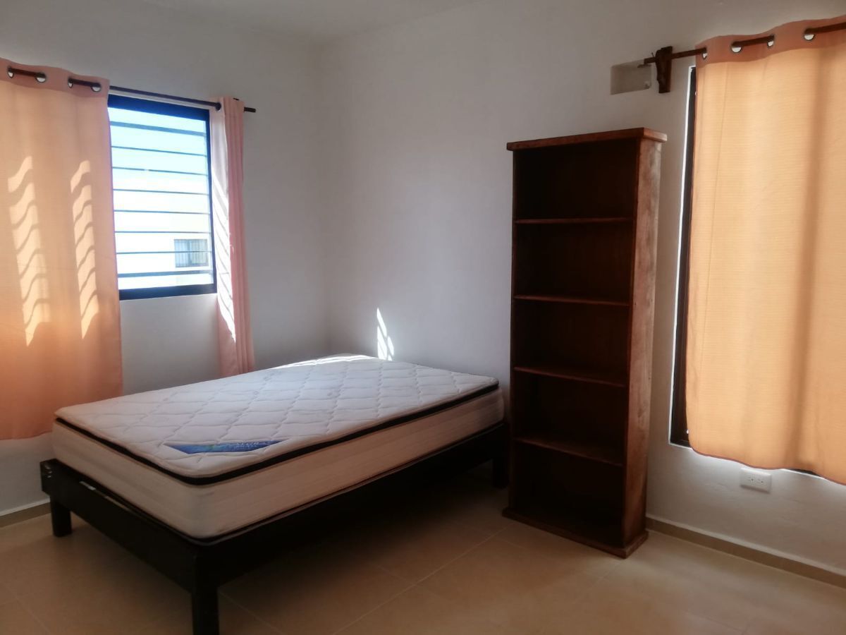 18 de 27: Recámara #2 con cama matrimonial, closet, clima