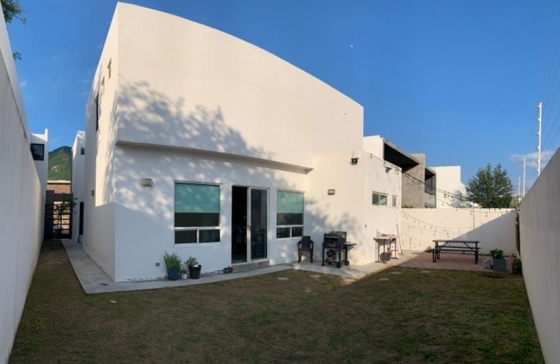 15 de 15: Fachada y jardin posterior