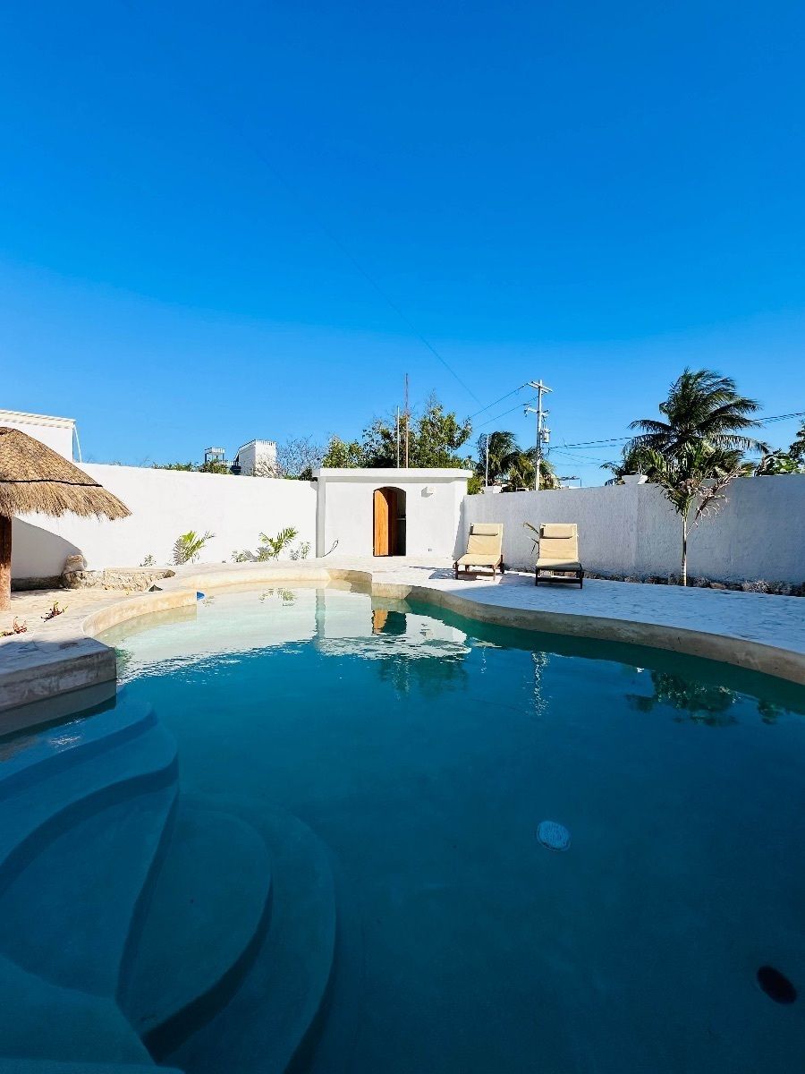 25 of 42: Piscina filtrada y una bodega