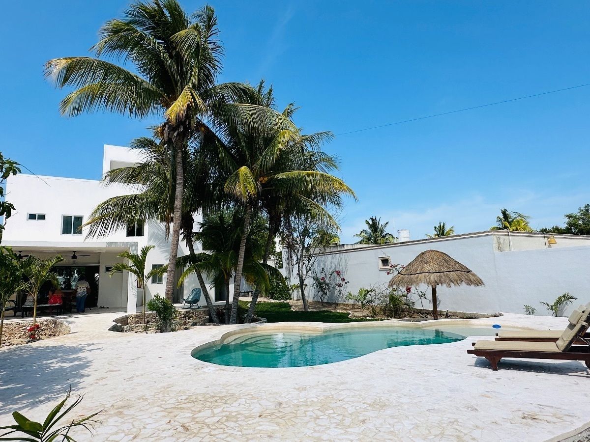 1 of 42: Vista de la piscina