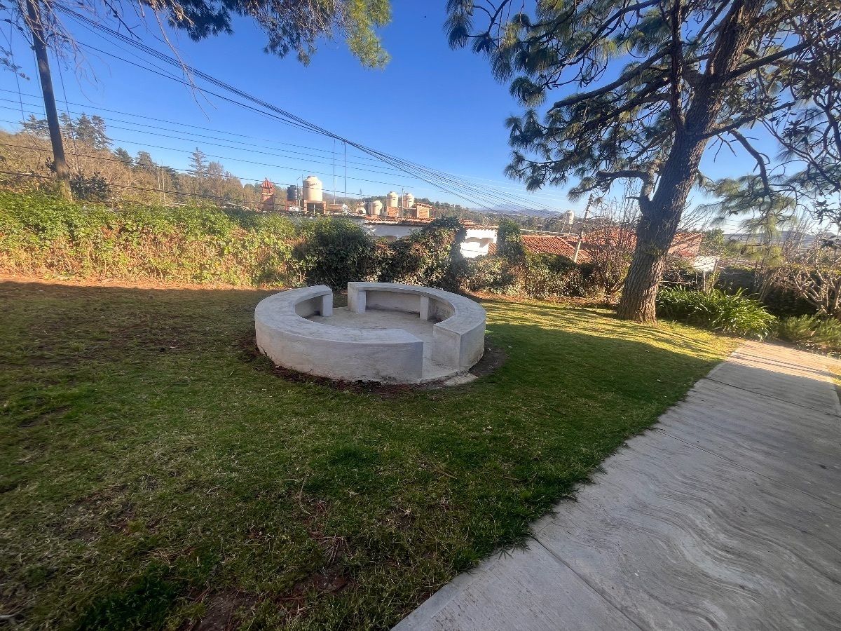 2 of 20: Jardín jardín con fogatero