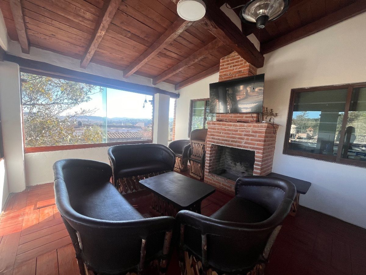 7 of 20: Terraza techada con vista al pueblo