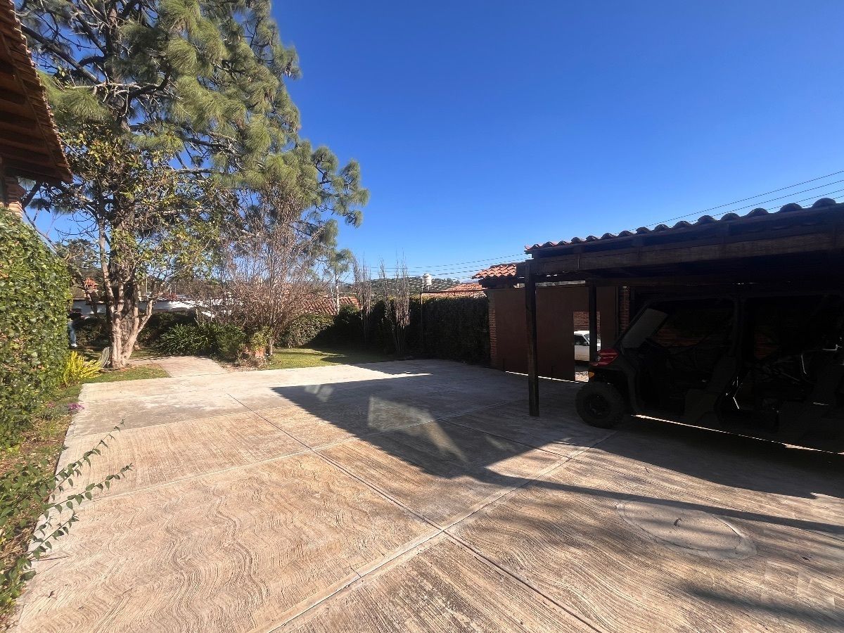 11 of 20: Cochera e ingreso