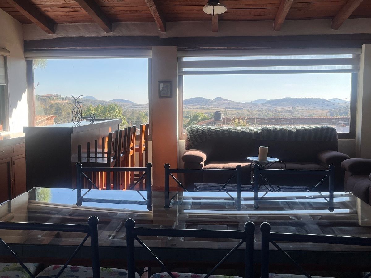 13 of 20: Vista desde la sala y el comedor