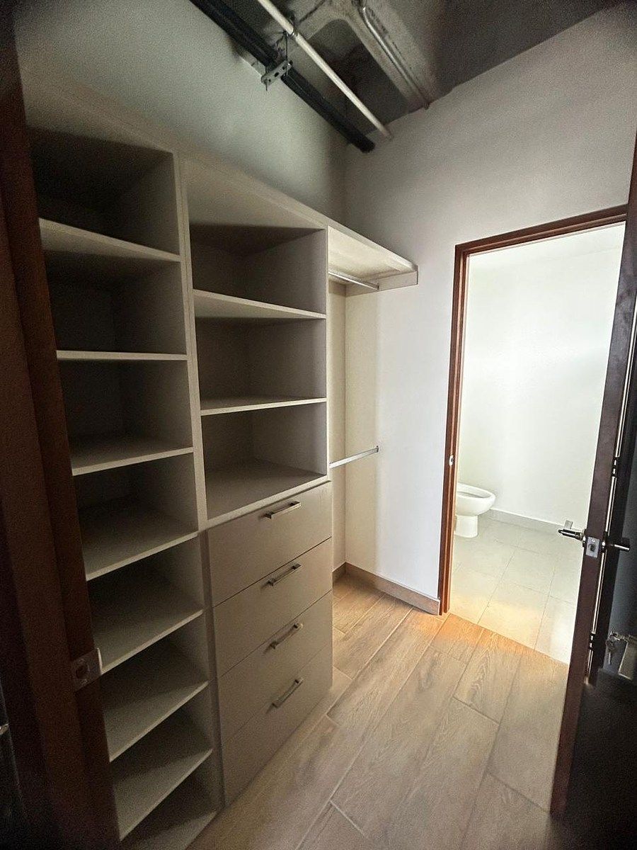 11 of 16: Walking Closet y baño rec 1