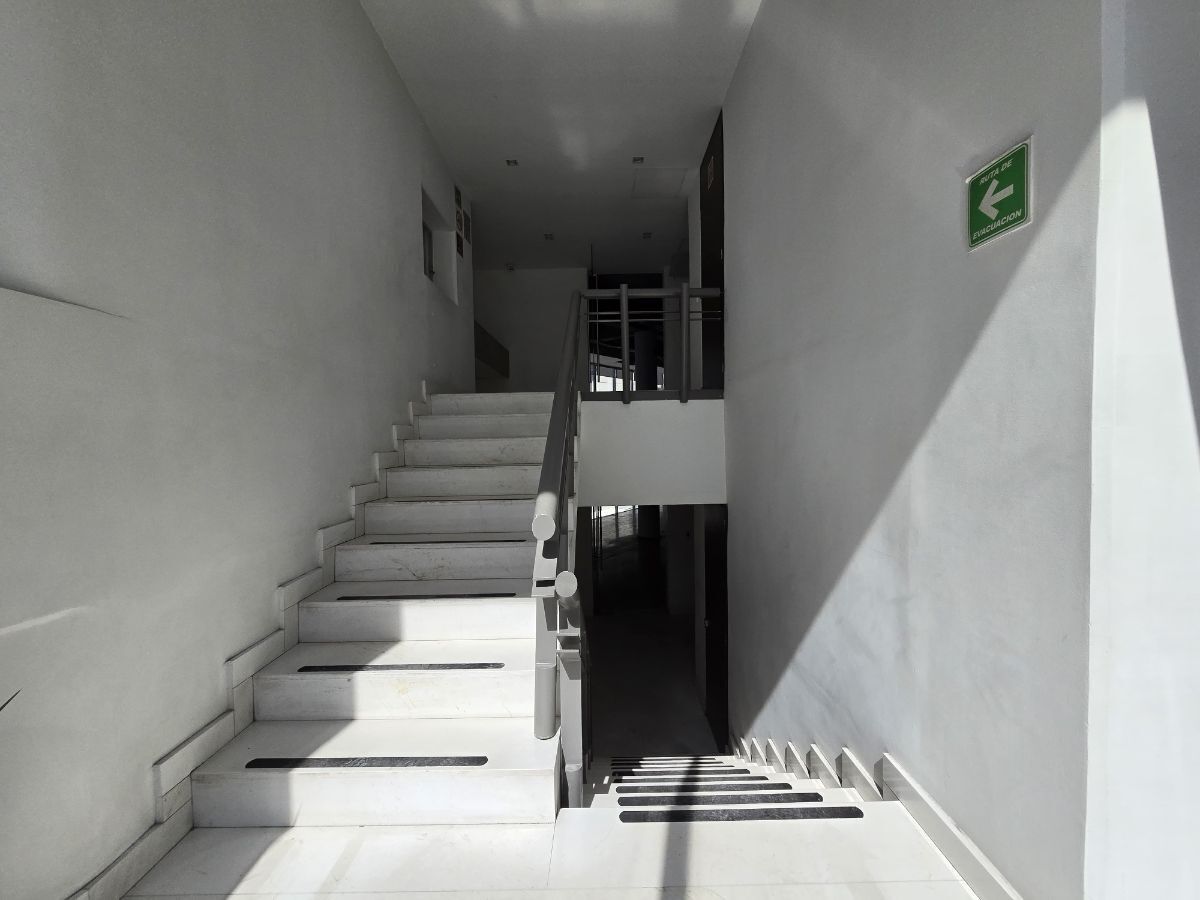 8 de 25: Escaleras de acceso