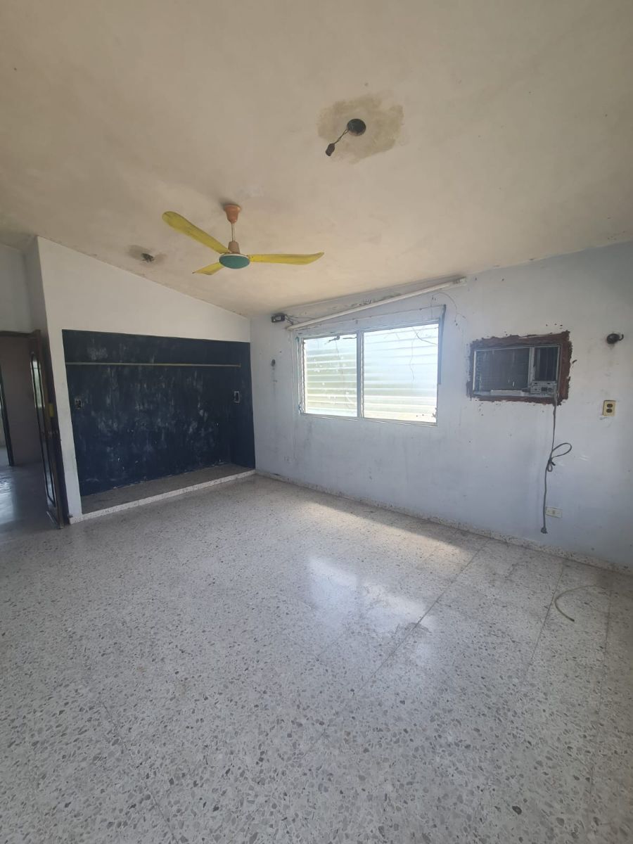 11 de 18: Recámara principal con balcón