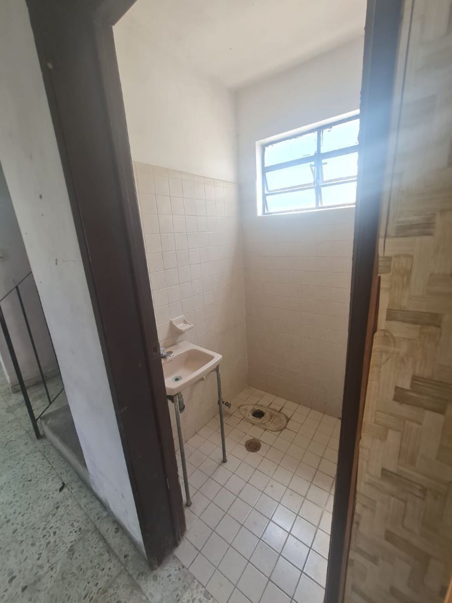 13 de 18: Baño de visitas