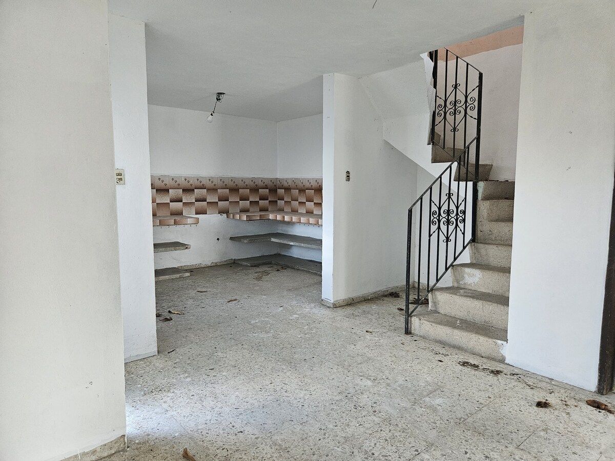 4 de 18: cocina y escaleras