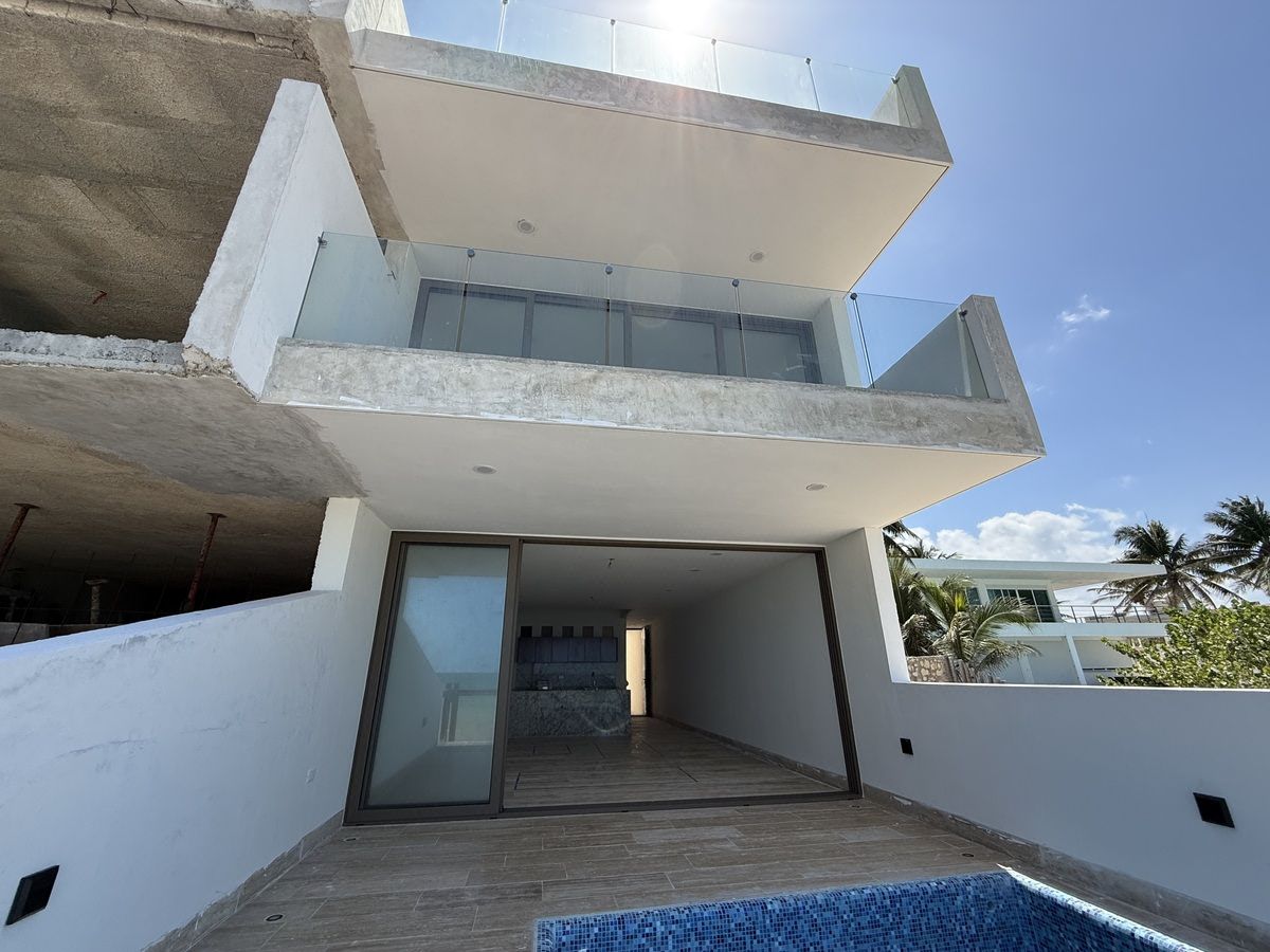 Casa Tipo Villa en Venta en la Playa del Telchac Frente al Mar.
