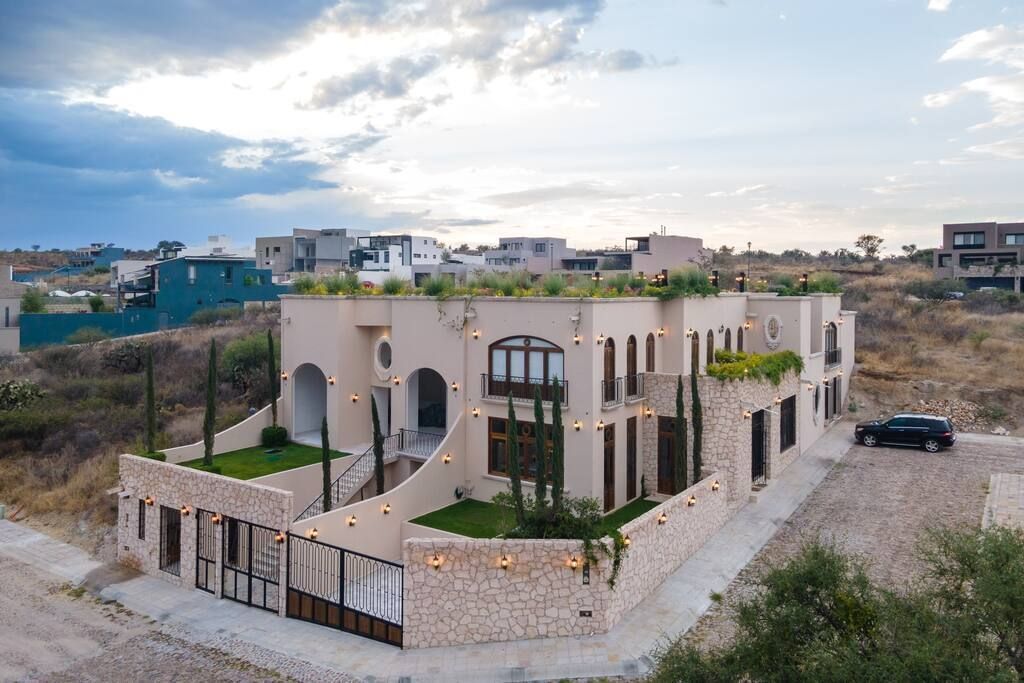 1 de 49: INCREÍBLE VILLA