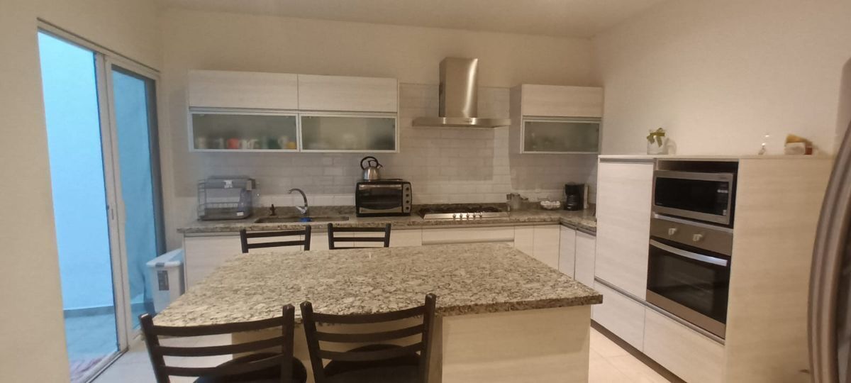 7 de 13: Cocina con isla