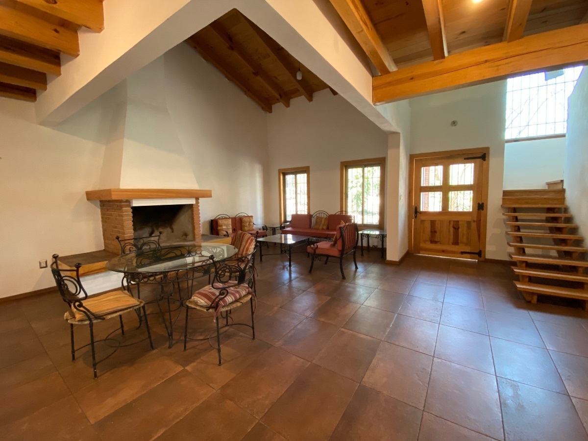 9 of 25: Sala con chimenea