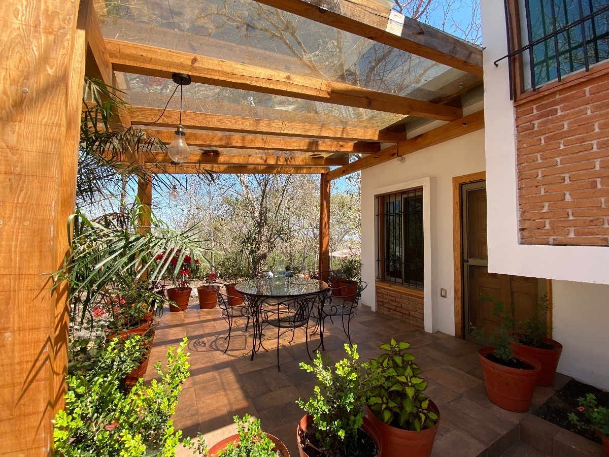 4 of 25: Terraza frontal