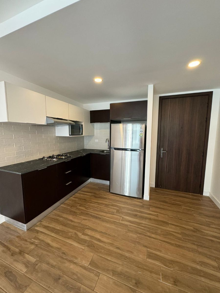 2 de 26: Cocina integral con estufa, refrigerador y microondas.