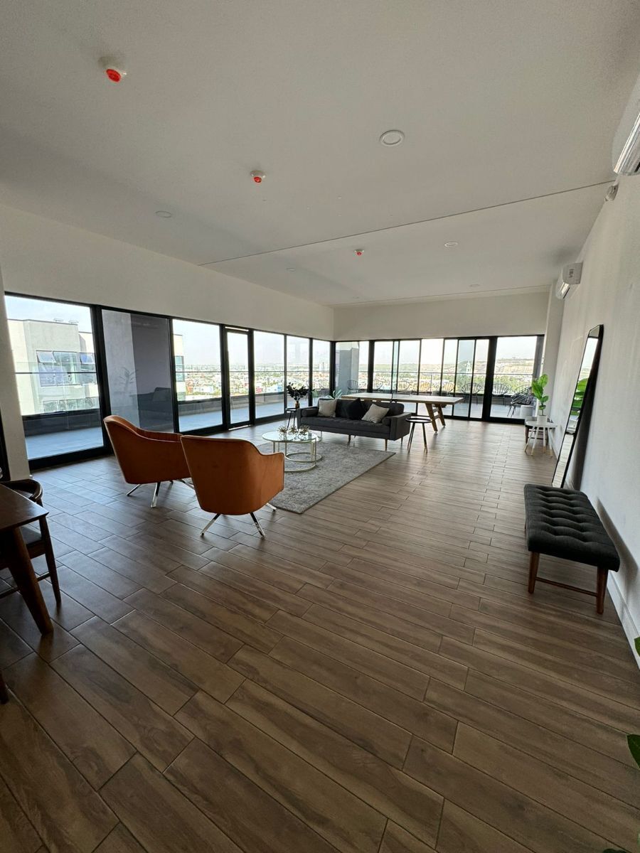 23 de 26: Área de lectura con balcón