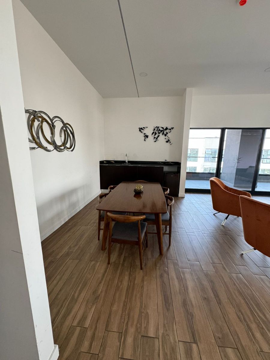 25 de 26: Área de lectura con balcón