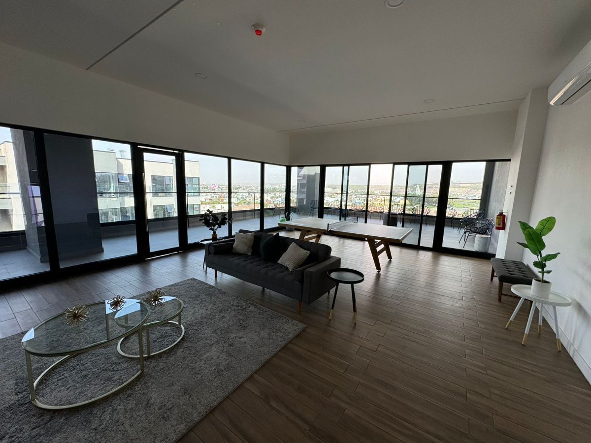 24 de 26: Área de lectura con balcón