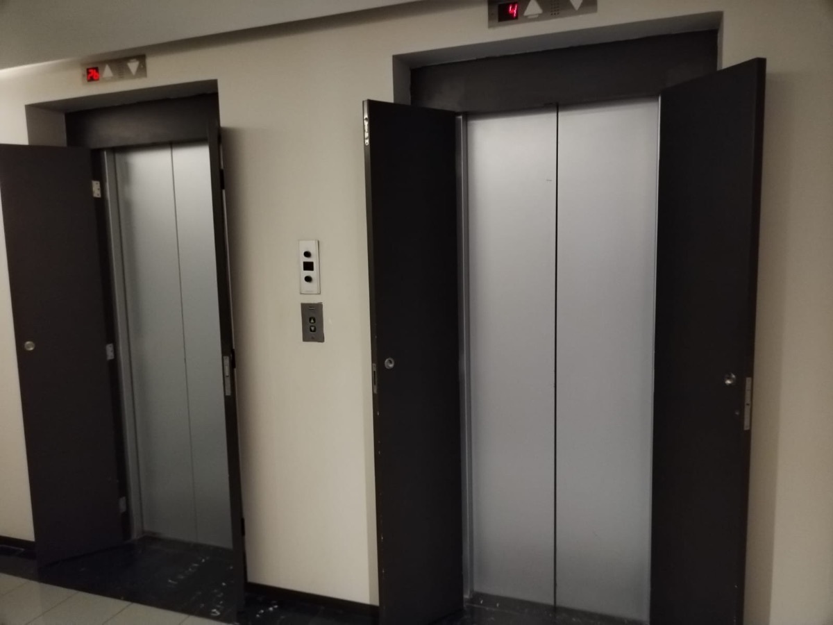 7 de 8: Dos elevadores