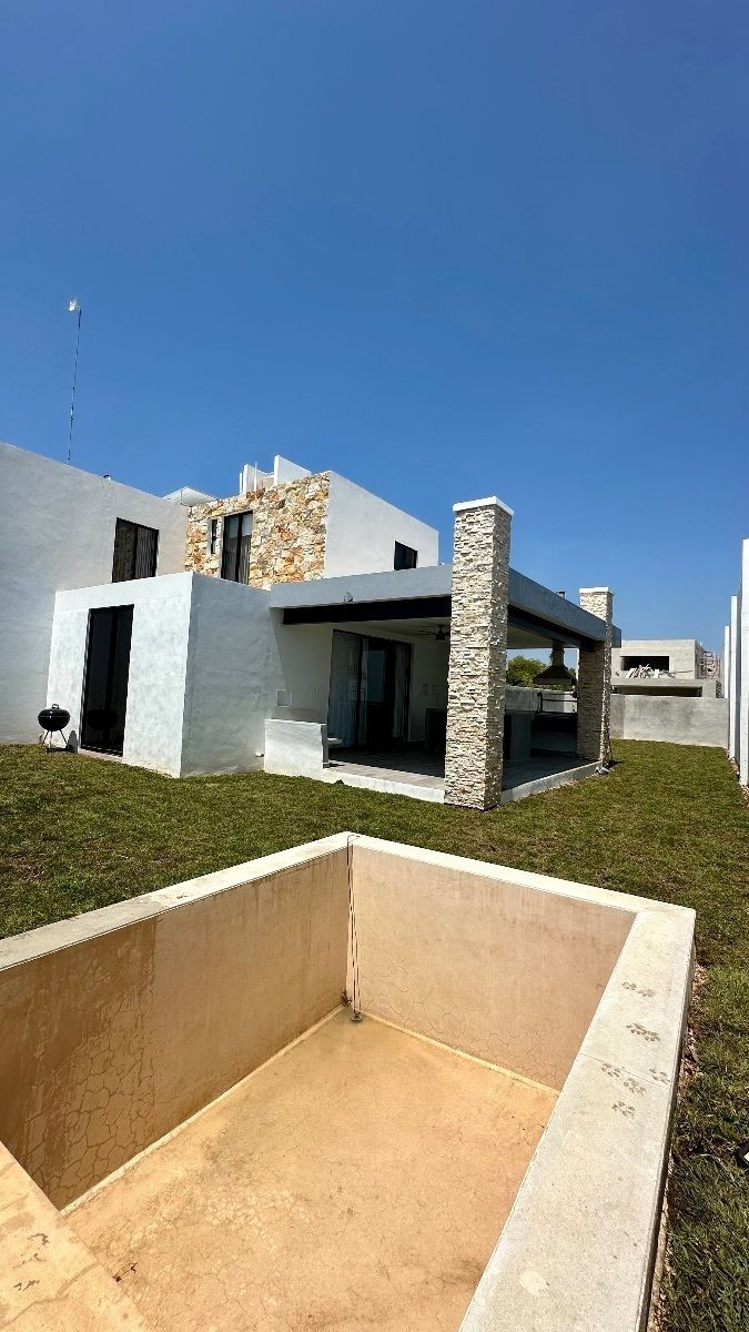 10 de 17: Vista jardín área alberca