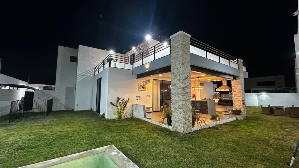 1 de 17: AREA JARDIN ALBERCA