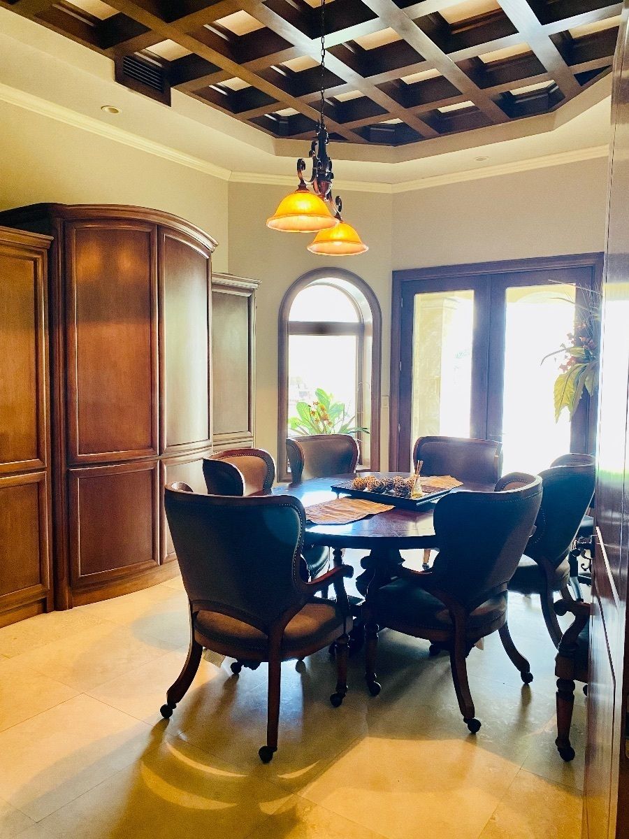 9 de 40: Oficina que conecta a recámara principal.