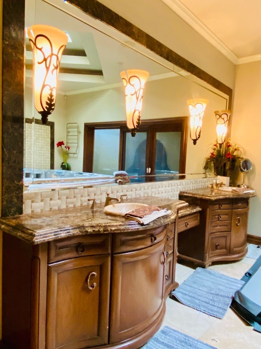 10 de 40: Baño recámara principal, lavamanos: el/ella