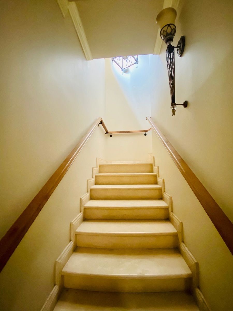 22 de 40: Escalera a área de recámara Game Room.