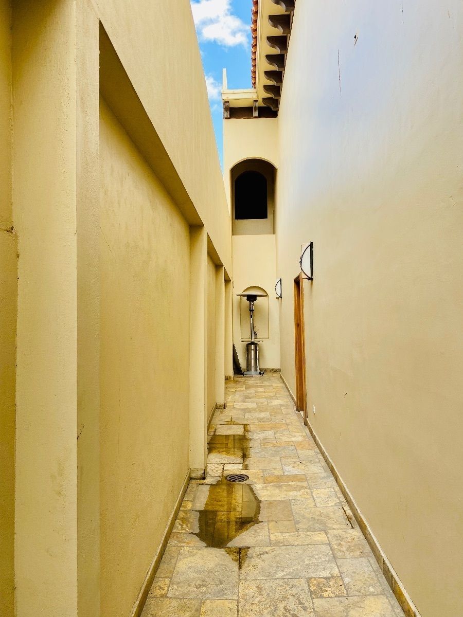 28 de 40: Pasillo de cochera hacia patio