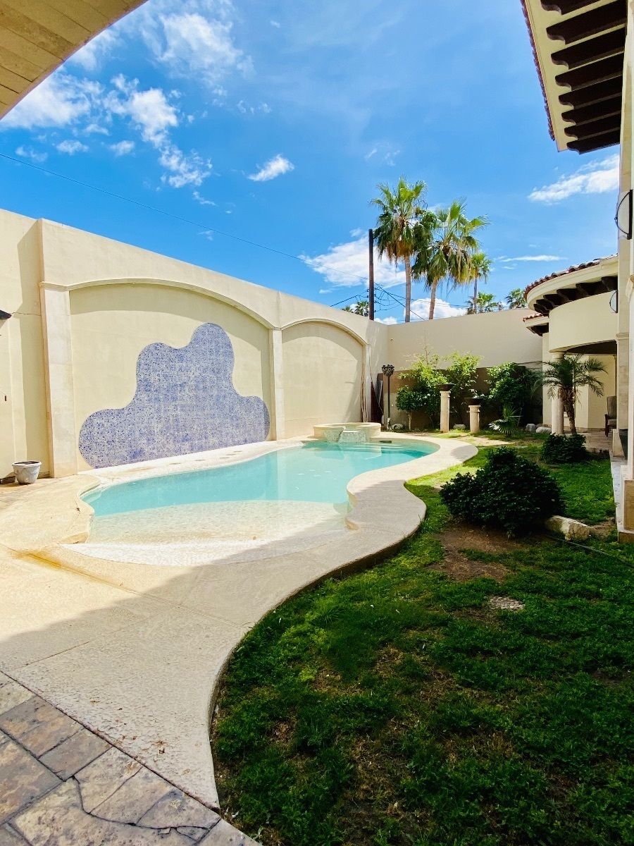 32 de 40: Alberca y patio